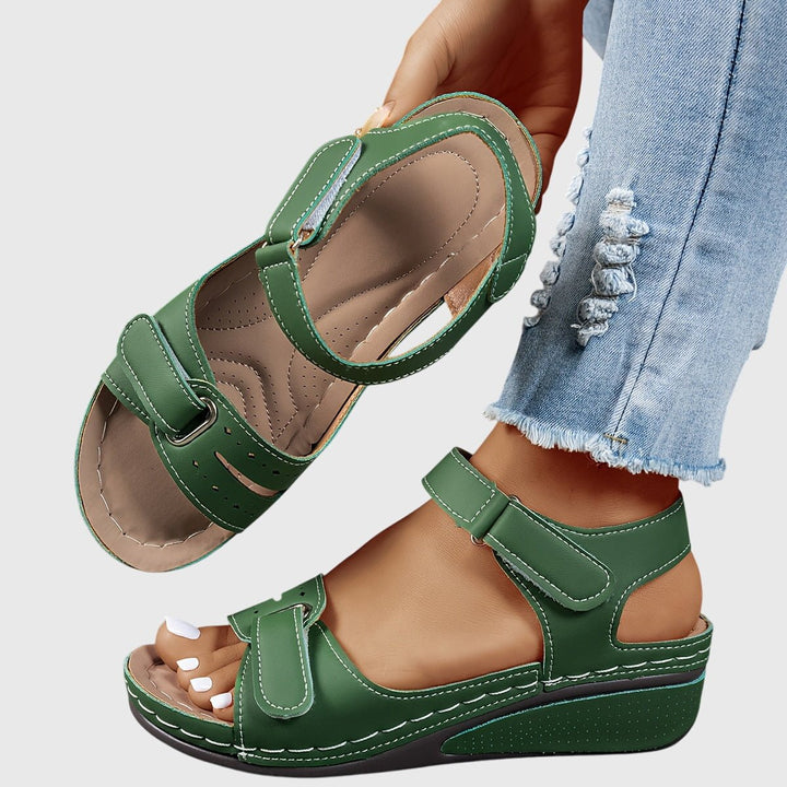Scarpe comode donna: sandali ortopedici con cinturini regolabili, perfetti per supporto plantare e passeggio estivo.