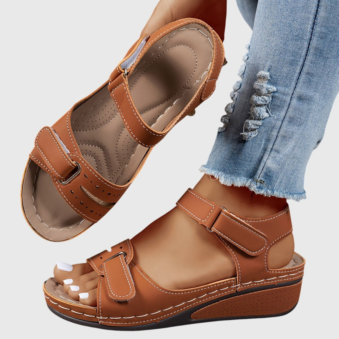 Sandali donna con sostegno piede, modello ortopedico e confortevole, con zeppa e design alla moda per l'estate.