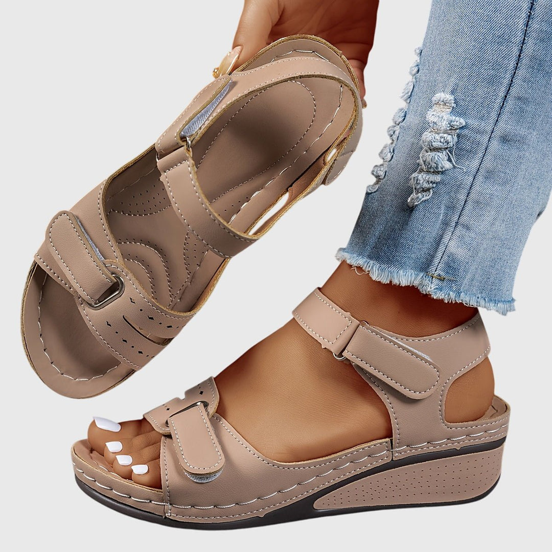Sandali ortopedici donna eleganti, con suola ergonomica e zeppa, per un sostegno plantare e comfort quotidiano.