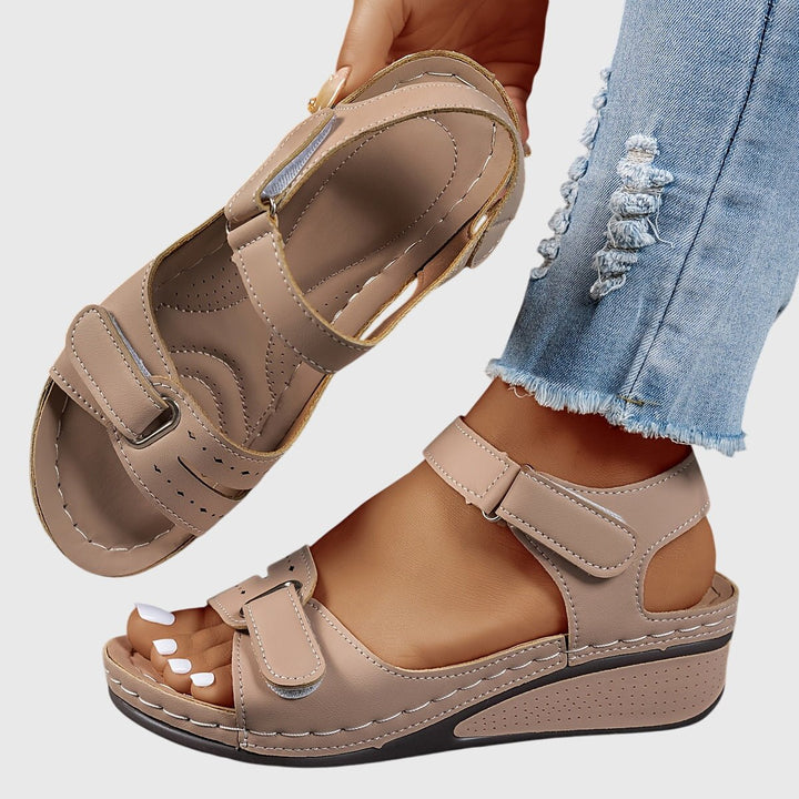 Sandali ortopedici donna eleganti, con suola ergonomica e zeppa, per un sostegno plantare e comfort quotidiano.