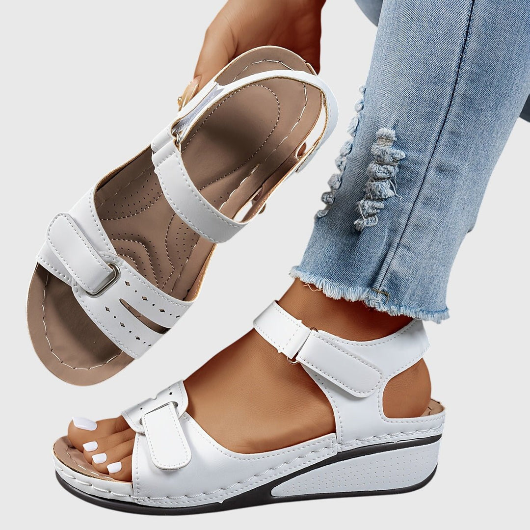 Benessere piedi donna: sandali ortopedici estivi con zeppa, offrono comfort, sostegno e stile per ogni giorno.