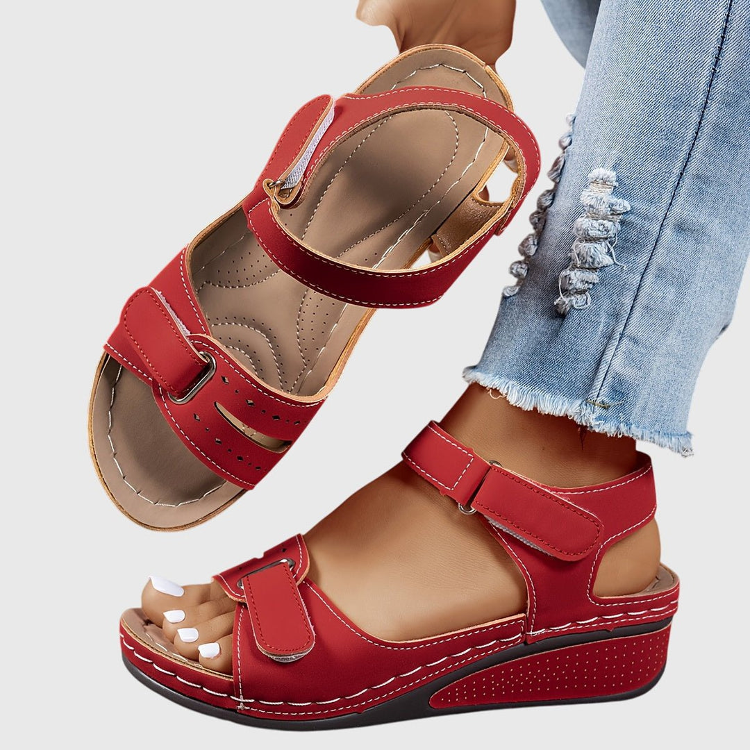 Sandali ortopedici donna con zeppa, per comfort e sostegno quotidiano, ideali per il benessere dei piedi in estate.