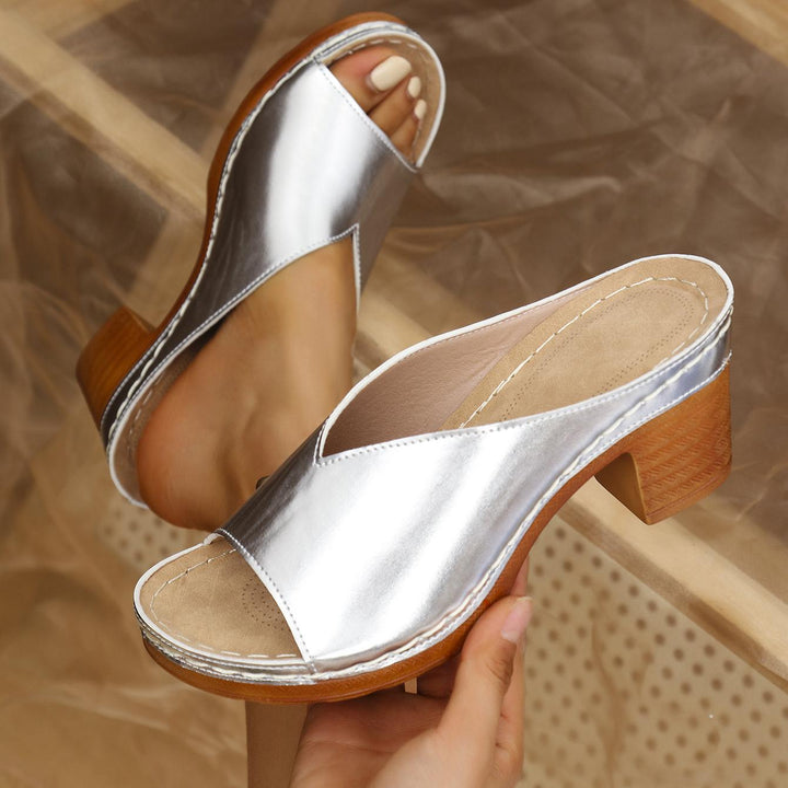 Sandali ortottici estivi da donna, offrono supporto plantare e un look chic per ogni occasione.