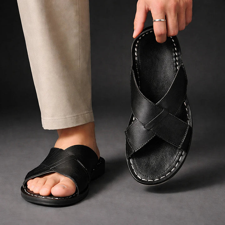 Sandali uomo alla moda con fascia incrociata, un accessorio slip-on essenziale per l'estate.