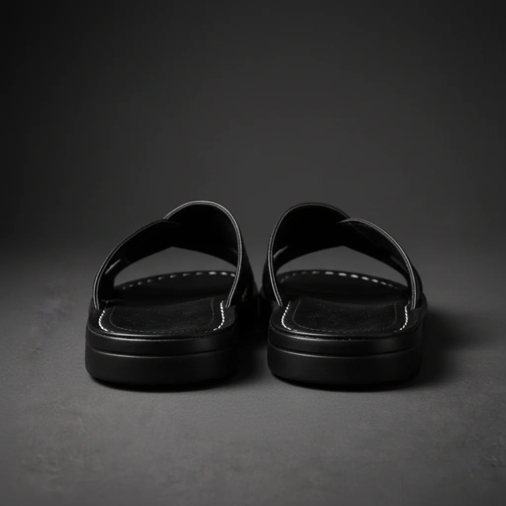 Dettaglio dei sandali uomo slip-on con fascia incrociata, comfort e stile per l'estate casual.