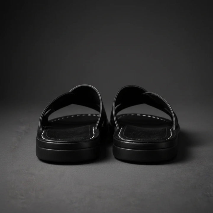 Dettaglio dei sandali uomo slip-on con fascia incrociata, comfort e stile per l'estate casual.