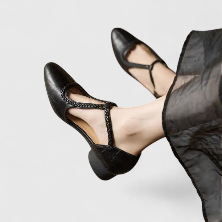 Scarpe donna moda: sandali vintage con tacco, cinturino a T e texture intrecciata. Ideali per estate e autunno.