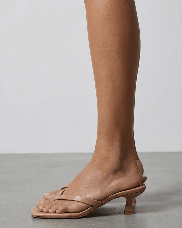 Sandali donna con tacco kitten heel, design elegante, fascette incrociate e punta quadrata.