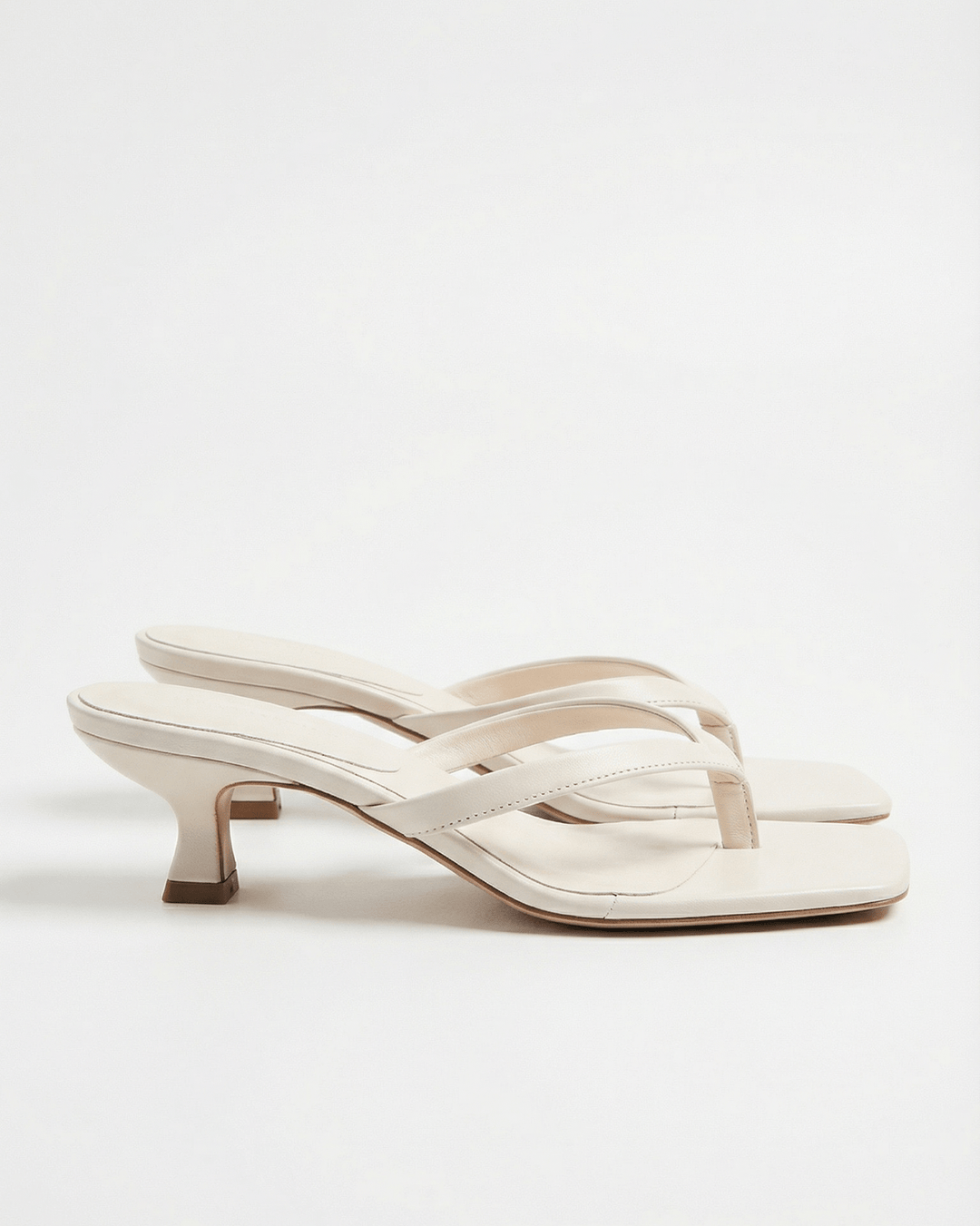 Moda donna: sandali con tacco kitten heel e fascette, ideali per l'ufficio e eventi estivi.