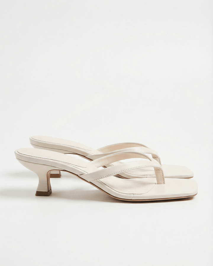 Moda donna: sandali con tacco kitten heel e fascette, ideali per l'ufficio e eventi estivi.