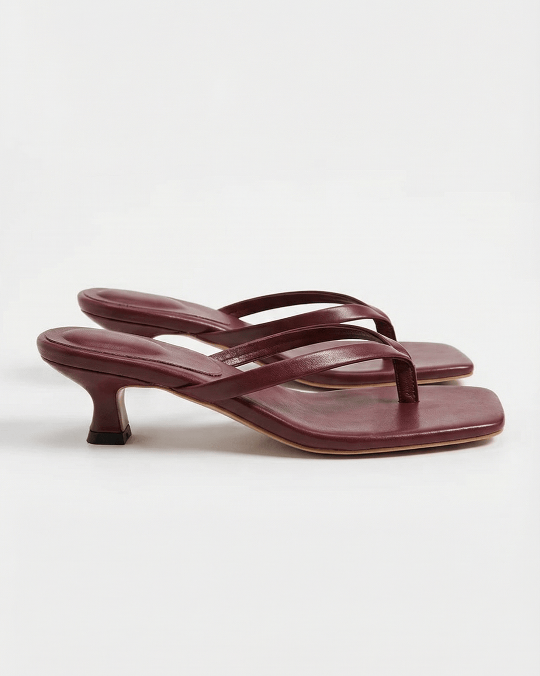 Scarpe estive donna: sandali con fascette incrociate e tacco kitten heel, eleganti e versatili.