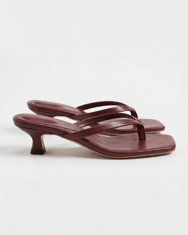 Scarpe estive donna: sandali con fascette incrociate e tacco kitten heel, eleganti e versatili.