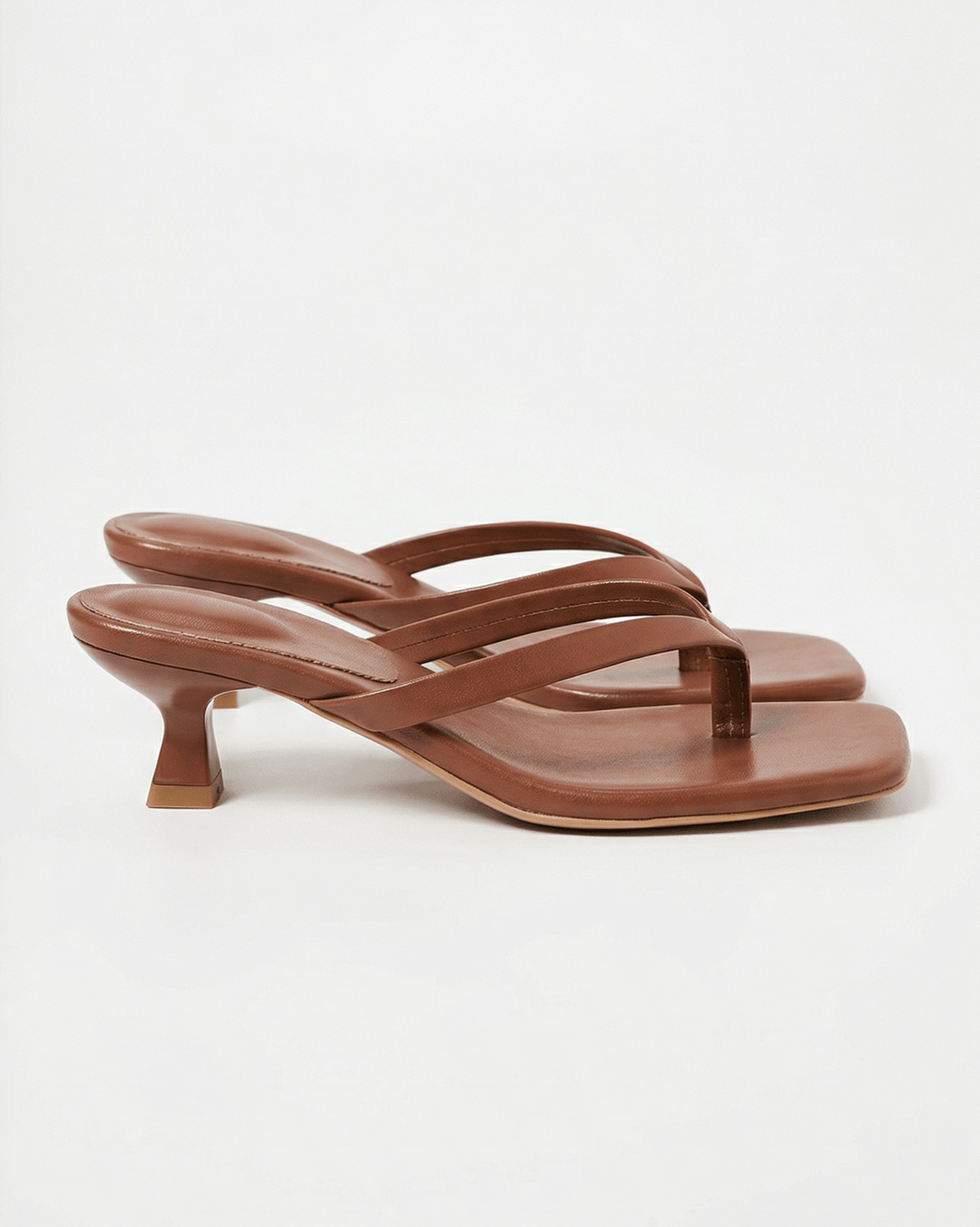 Sandali donna con tacco kitten heel, design elegante, punta quadrata e fascette incrociate.