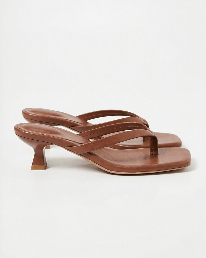 Sandali donna con tacco kitten heel, design elegante, punta quadrata e fascette incrociate.