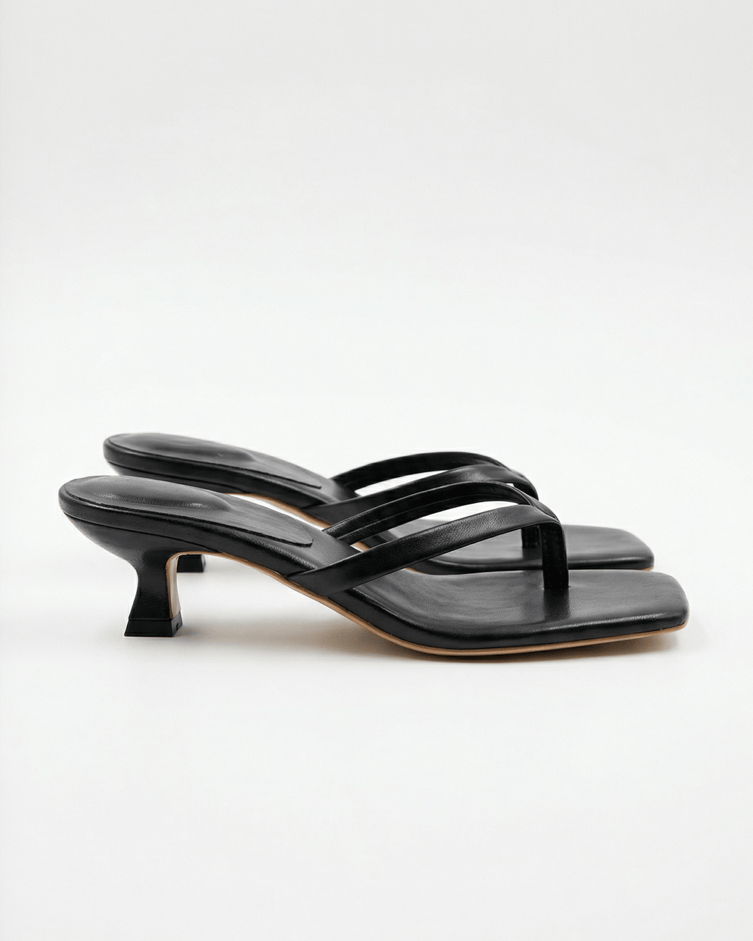 Sandali donna eleganti con tacco kitten heel e fascette incrociate, ideali per l'estate.