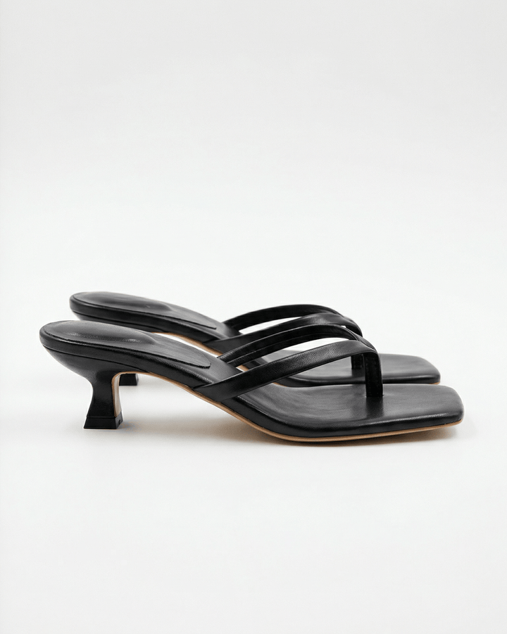 Sandali donna eleganti con tacco kitten heel e fascette incrociate, ideali per l'estate.