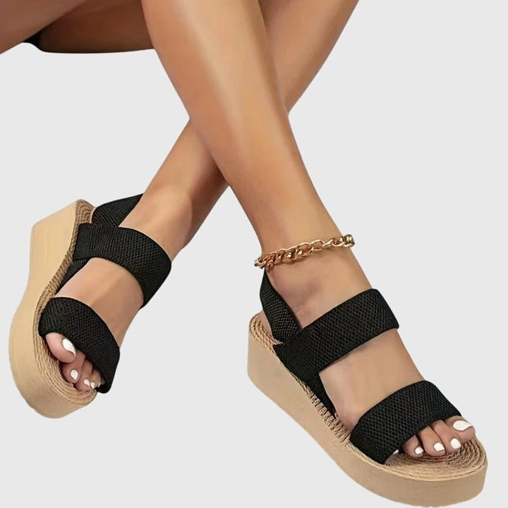 Sandali donna comfort con zeppa platform e fasce elastiche, ideali per lunghe passeggiate estive.