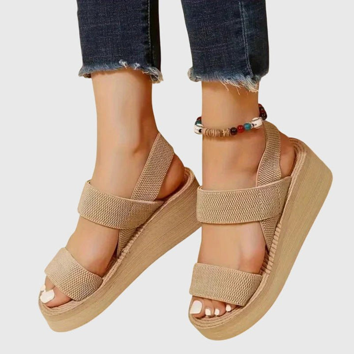 Sandali donna con zeppa platform alta e doppie fasce elastiche incrociate, stile boho casual.
