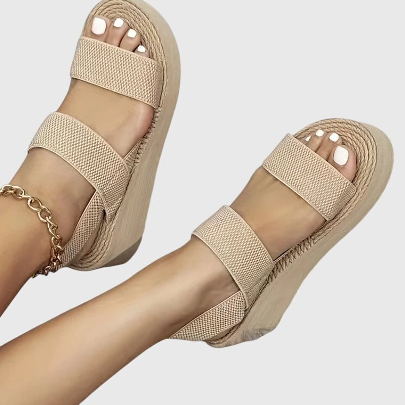 Sandali donna con zeppa platform e doppia fascia elastica. Must-have per l'estate, comfort e stile.