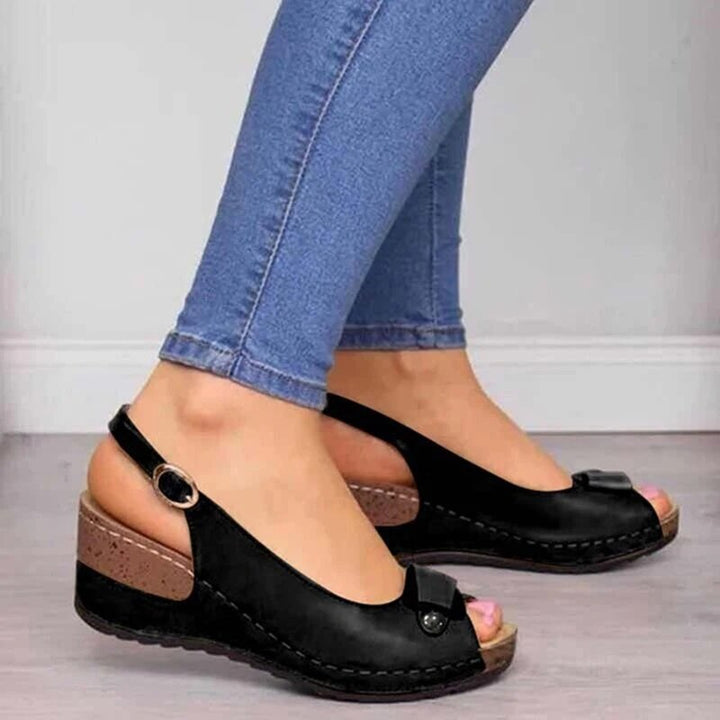 Comodi sandali estivi donna con plateau e fascette regolabili, ideali per un supporto ottimale e look alla moda.