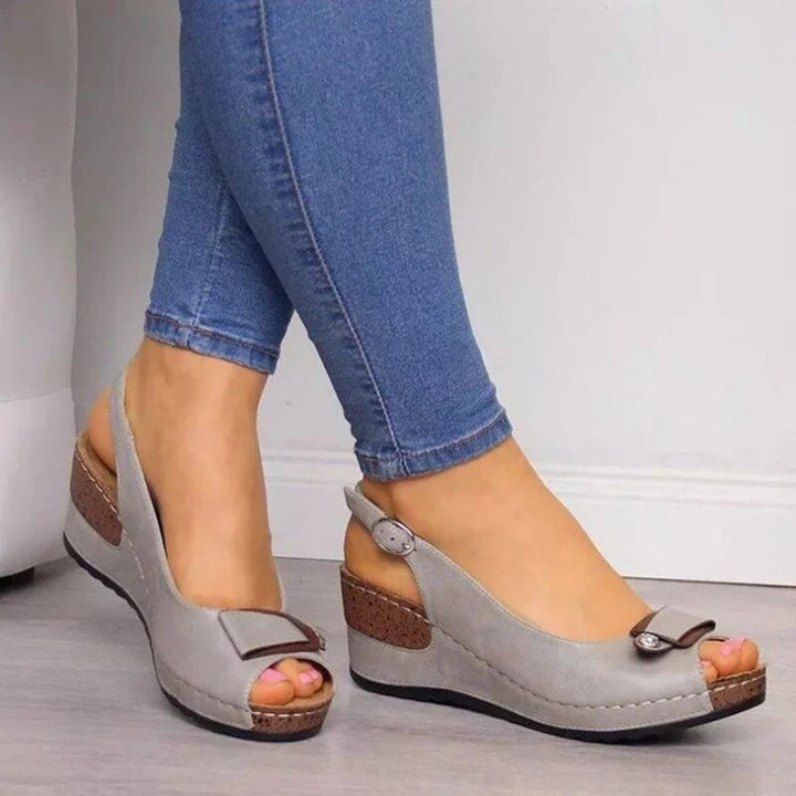 Calzature donna: sandali ortopedici aperti con plateau, regolabili per massimo comfort e stile elegante estivo.