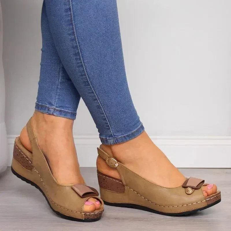 Sandali ortopedici donna con plateau regolabili, perfetti per comfort estivo e piedi sensibili, stile casual chic.