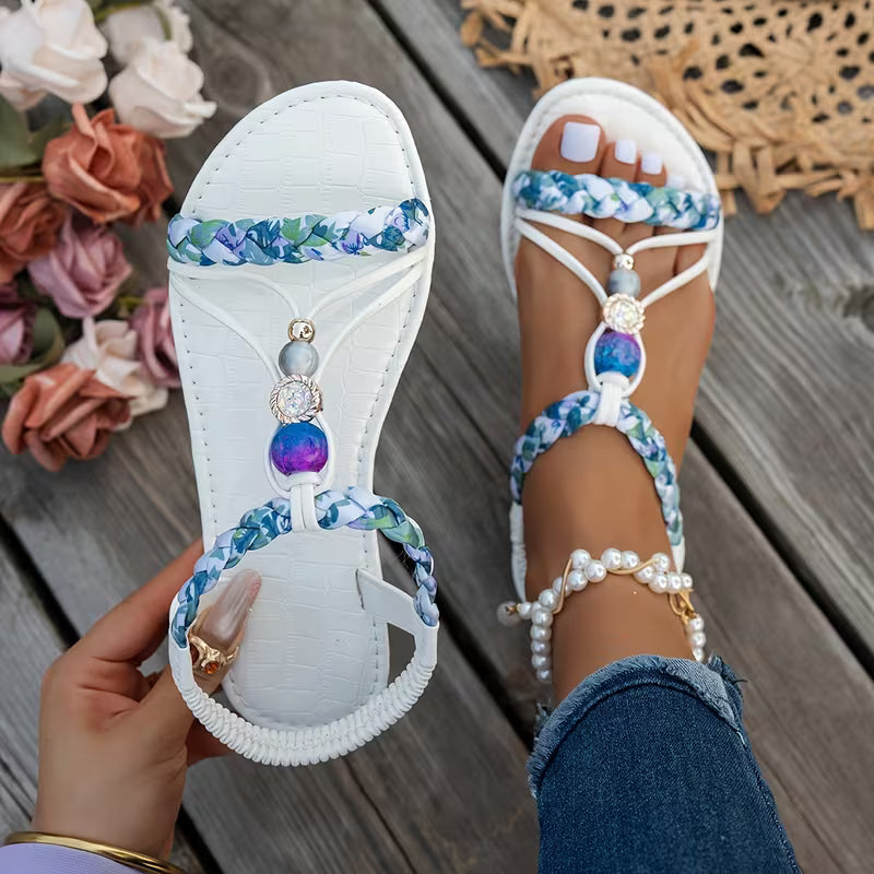Sandalo infradito donna stile bohémien con fascia intrecciata e perline, perfetto per look estivi casual o da spiaggia.
