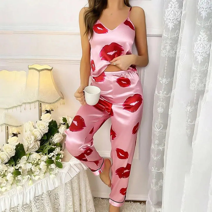 Abbigliamento notte donna: pigiama lungo comodo con top a spalline e pantaloni con fantasia labbra. Perfetto per il relax.