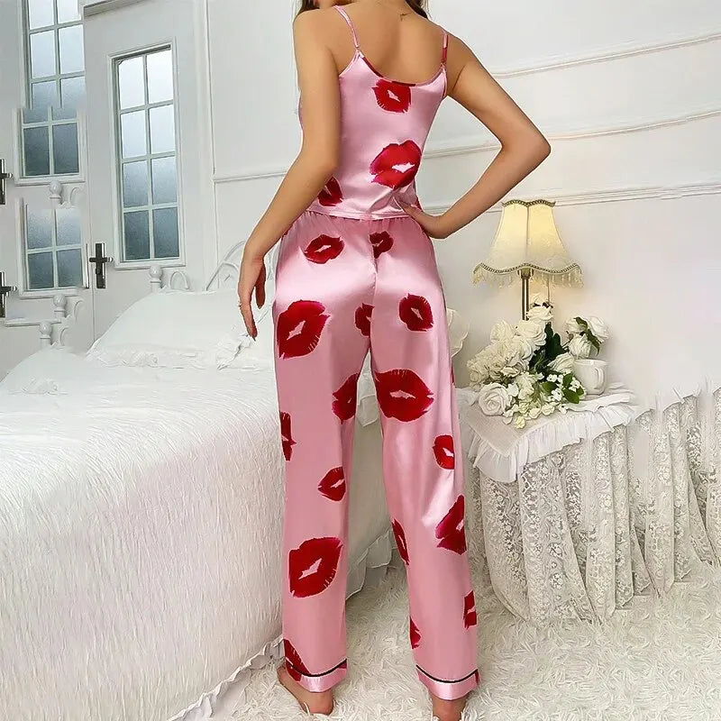 Set pigiama donna lungo in tessuto morbido con top spalline e pantaloni stampa labbra. Perfetto per il comfort notturno.