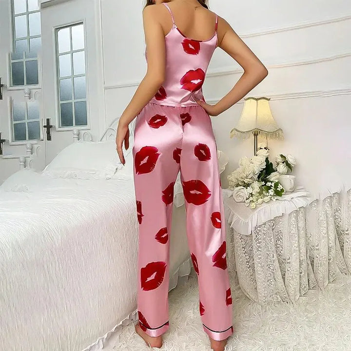 Set pigiama donna lungo in tessuto morbido con top spalline e pantaloni stampa labbra. Perfetto per il comfort notturno.