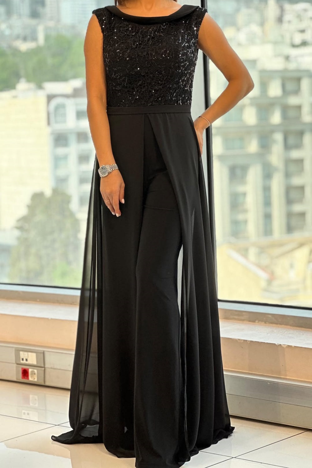 Tuta elegante donna nera con corpetto scintillante per eventi serali, gamba larga, perfetta per outfit glamour e raffinato.