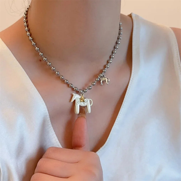 Collana donna con ciondolo a cavallo smaltato, raffinato gioiello in argento, ideale per un regalo speciale.