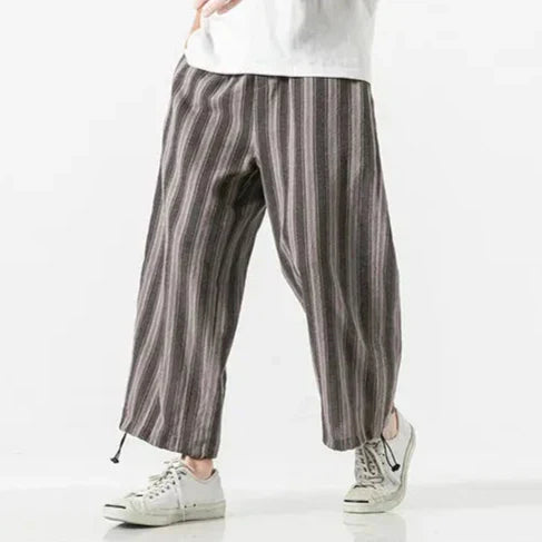 Pantaloni harem uomo a righe per viaggio e tempo libero, con taglio ampio e confortevole. Moda uomo estiva/autunnale.