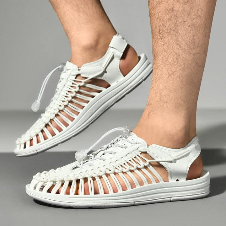 Uomo indossa sandali estivi regolabili intrecciati, perfetti per la spiaggia o un look casual.