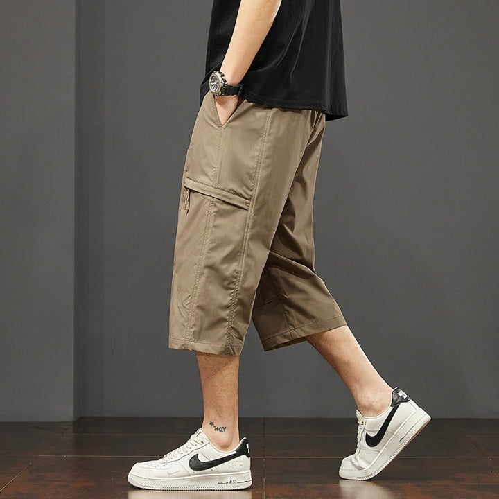 Pantaloncini bermuda uomo neri, stile cargo sportivo con ampie tasche e vita elastica regolabile. Comfort per ogni giorno.