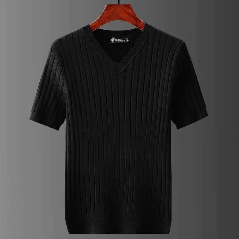 Maglietta uomo a maniche corte, scollo a V. T-shirt classica bianca, capo essenziale per un look casual e confortevole.
