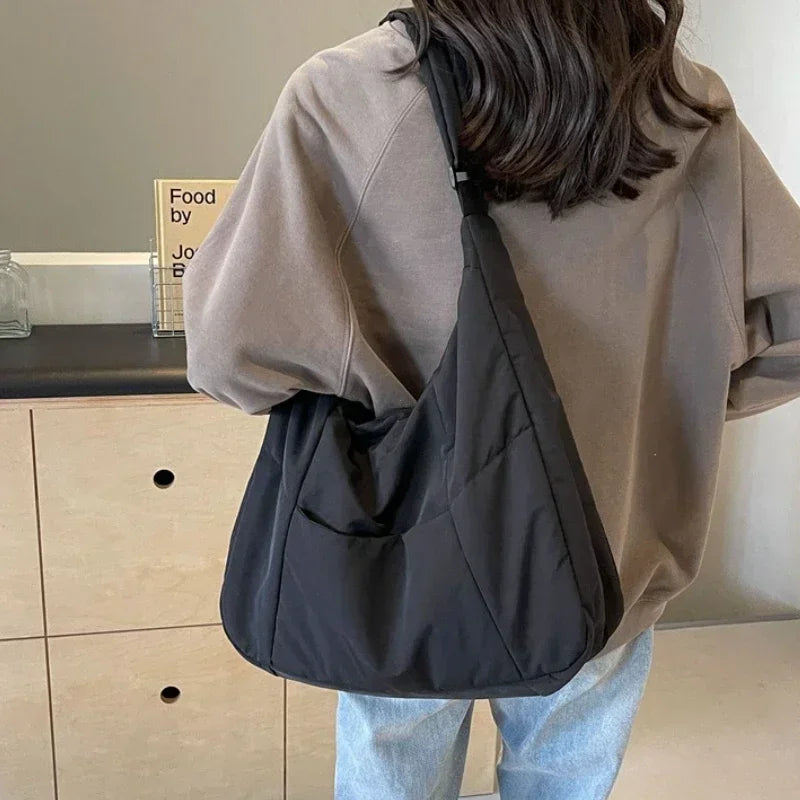 Borsa a tracolla grande donna, stile vintage ed elegante, perfetta per un look casual o sofisticato.