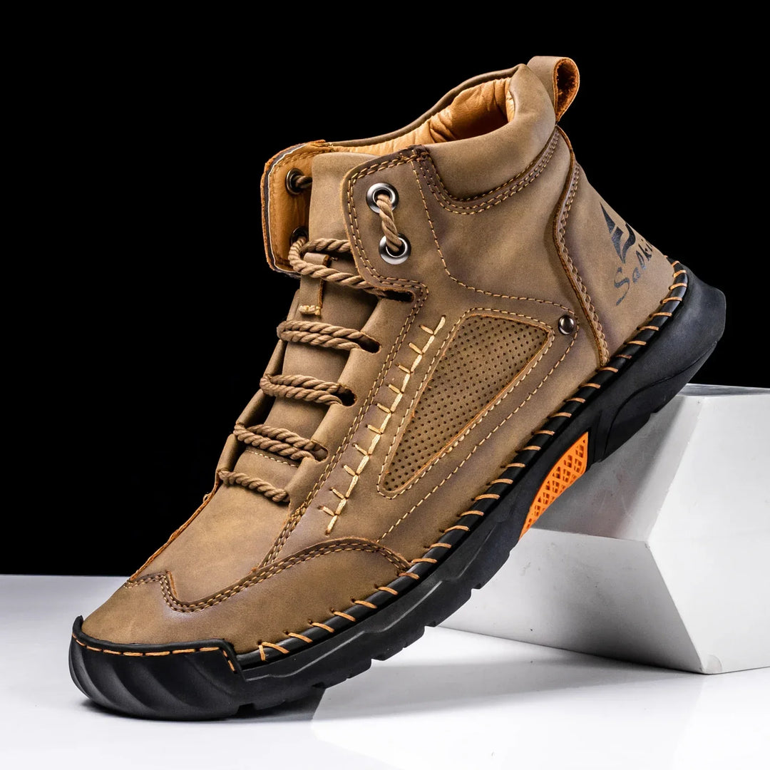 Stivali premium da uomo in pelle robusta. Calzature confortevoli per stile casual, viaggi e avventure outdoor.