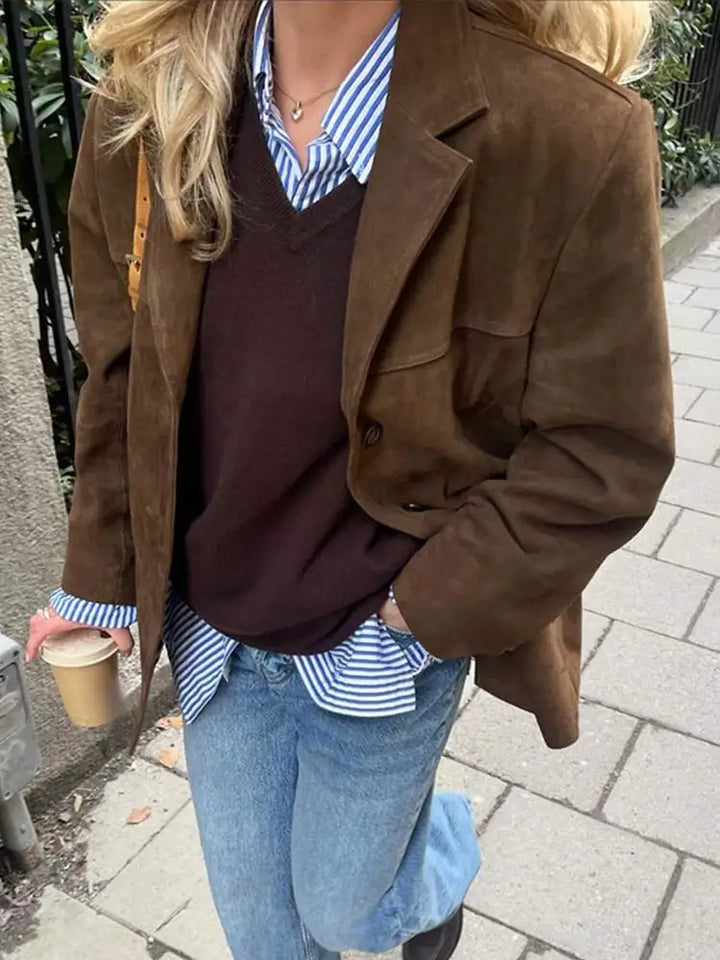 Giacca da donna marrone classica, ideale per primavera e autunno. Un capo versatile ed elegante per ogni look.