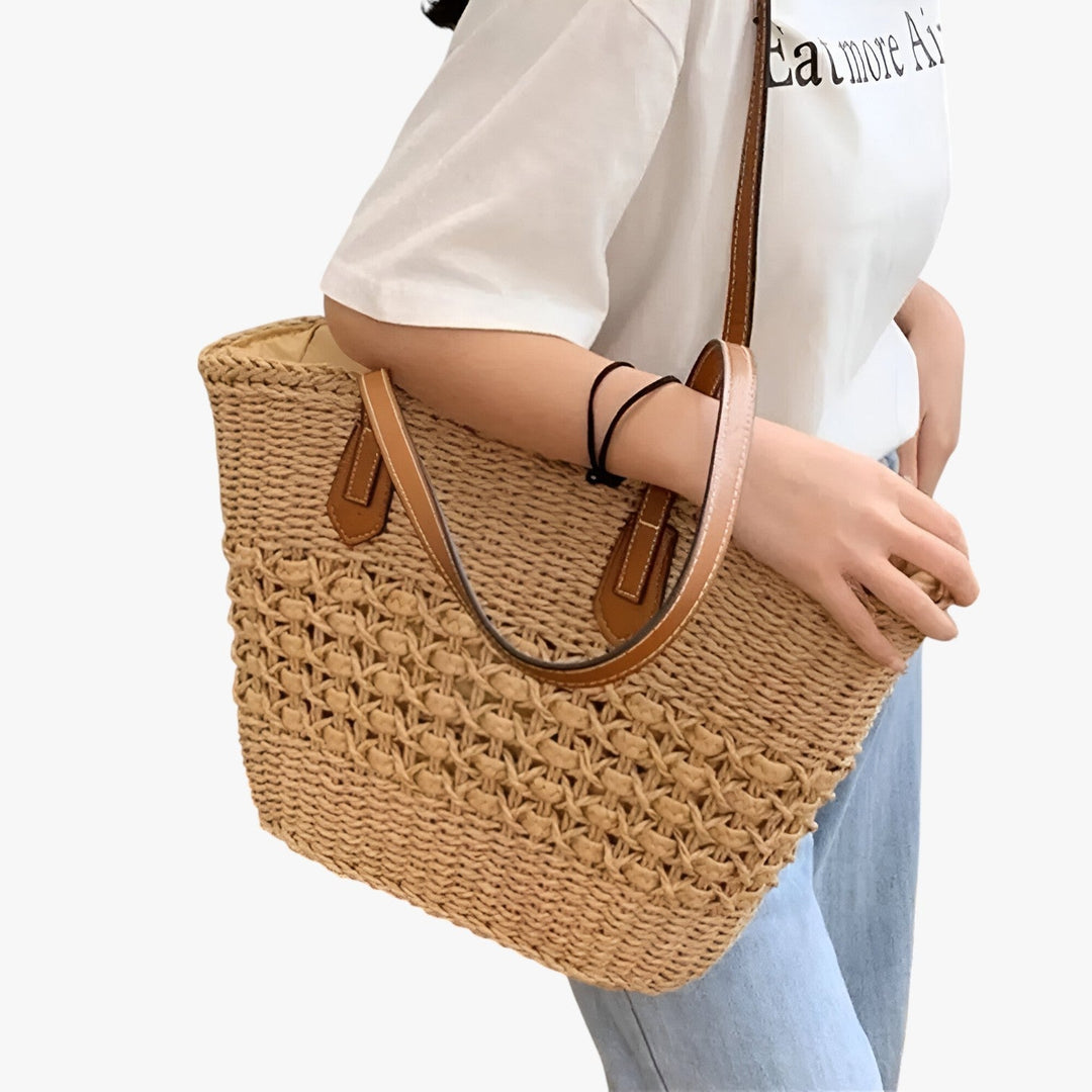 Borsa tote da donna in paglia, accessorio estivo di tendenza per un look chic e raffinato.
