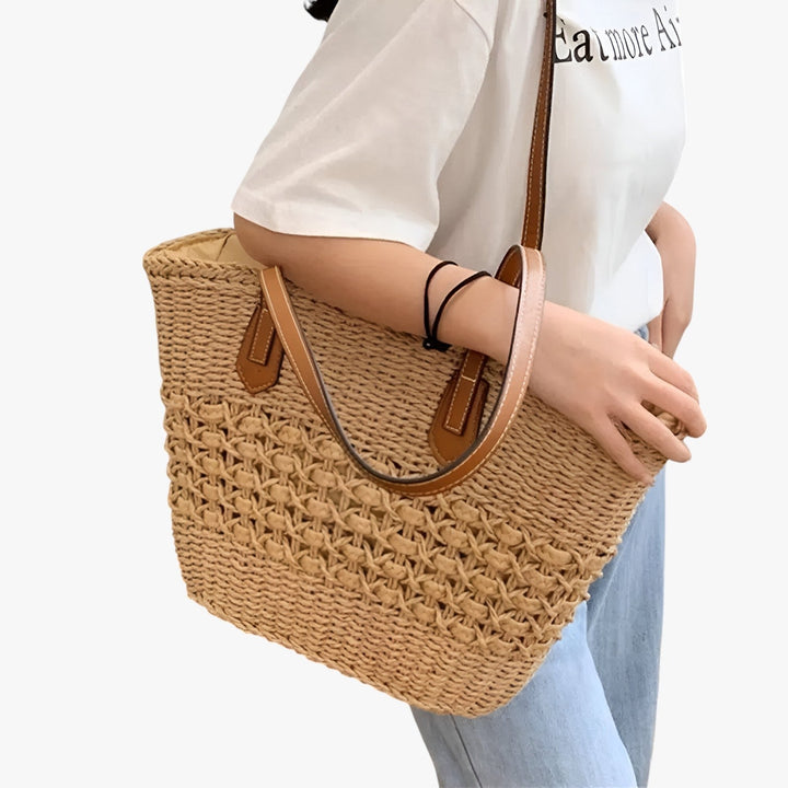 Borsa tote da donna in paglia, accessorio estivo di tendenza per un look chic e raffinato.