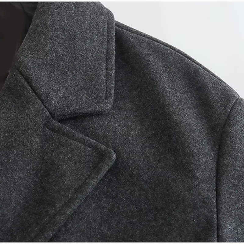 Outfit donna: cappotto lungo doppiopetto, combinazione di stile elegante e comfort.