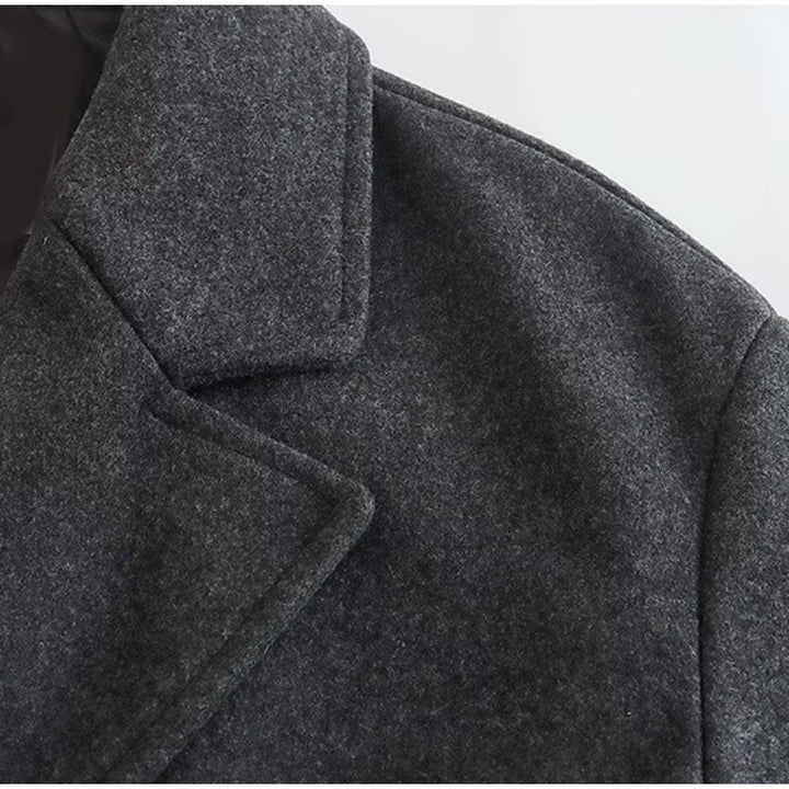 Outfit donna: cappotto lungo doppiopetto, combinazione di stile elegante e comfort.