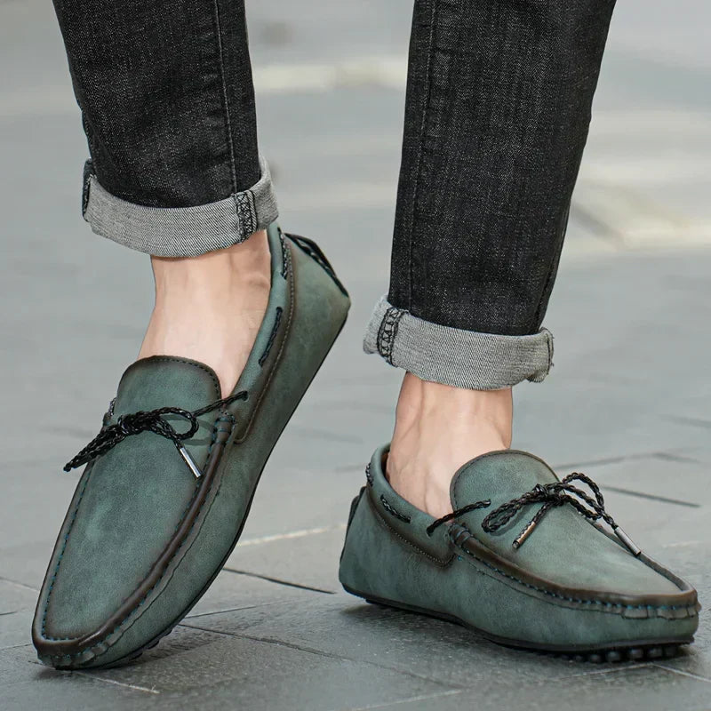 Mocassini da uomo slip-on in primo piano, con cuciture e suola flessibile. Scarpe comode e alla moda.