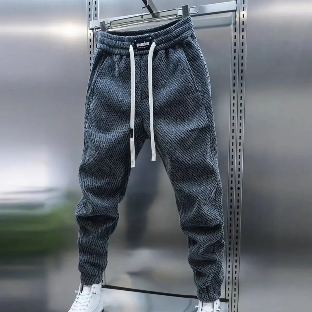 Dettaglio della fantasia sui pantaloni uomo slim fit casual. Vita elasticizzata per un comfort versatile e moderno.