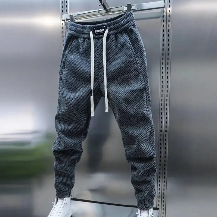 Dettaglio della fantasia sui pantaloni uomo slim fit casual. Vita elasticizzata per un comfort versatile e moderno.
