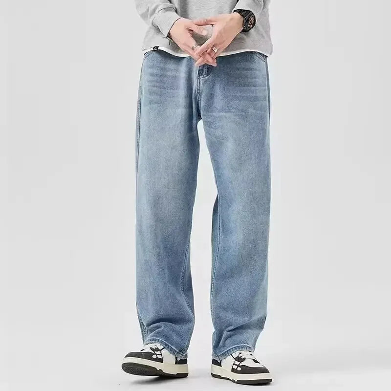 Pantaloni jeans larghi uomo, modello baggy con gamba dritta. Design retrò per abbigliamento casual e streetwear.