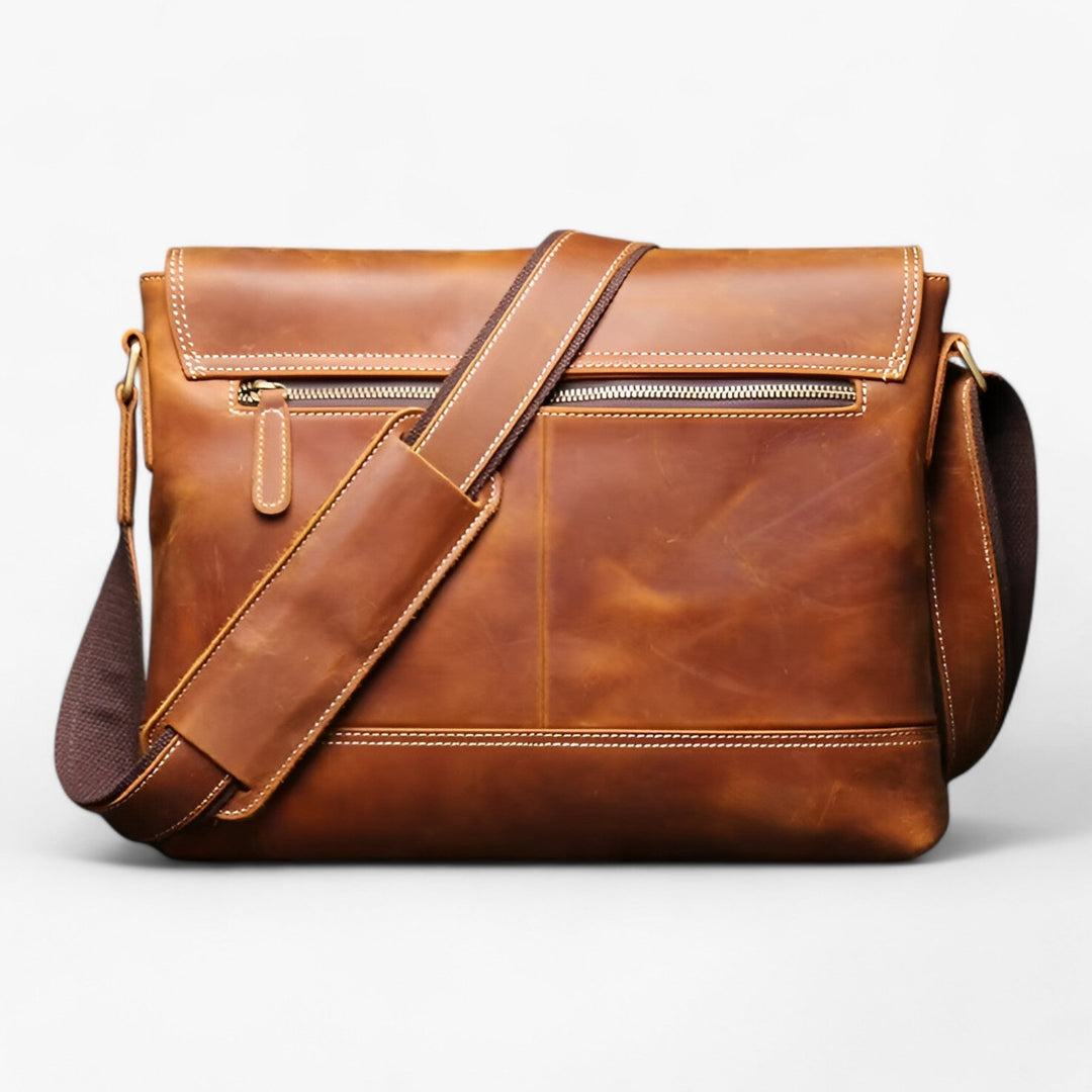 Borsa messenger marrone con tracolla regolabile, perfetta per viaggi e lavoro.