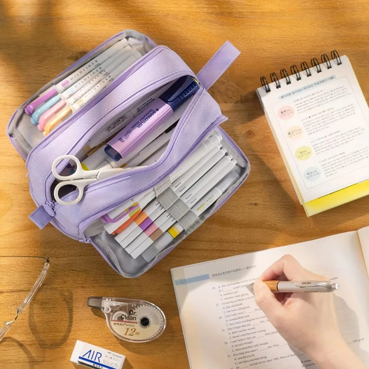 Astuccio scolastico robusto con scomparti multipli, perfetto per organizzare materiale didattico.