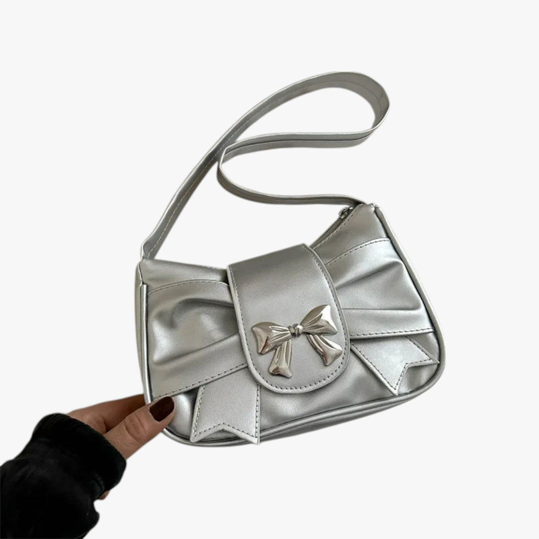 Interno spazioso della pochette da donna, perfetta per organizzare i tuoi essenziali con facilità.